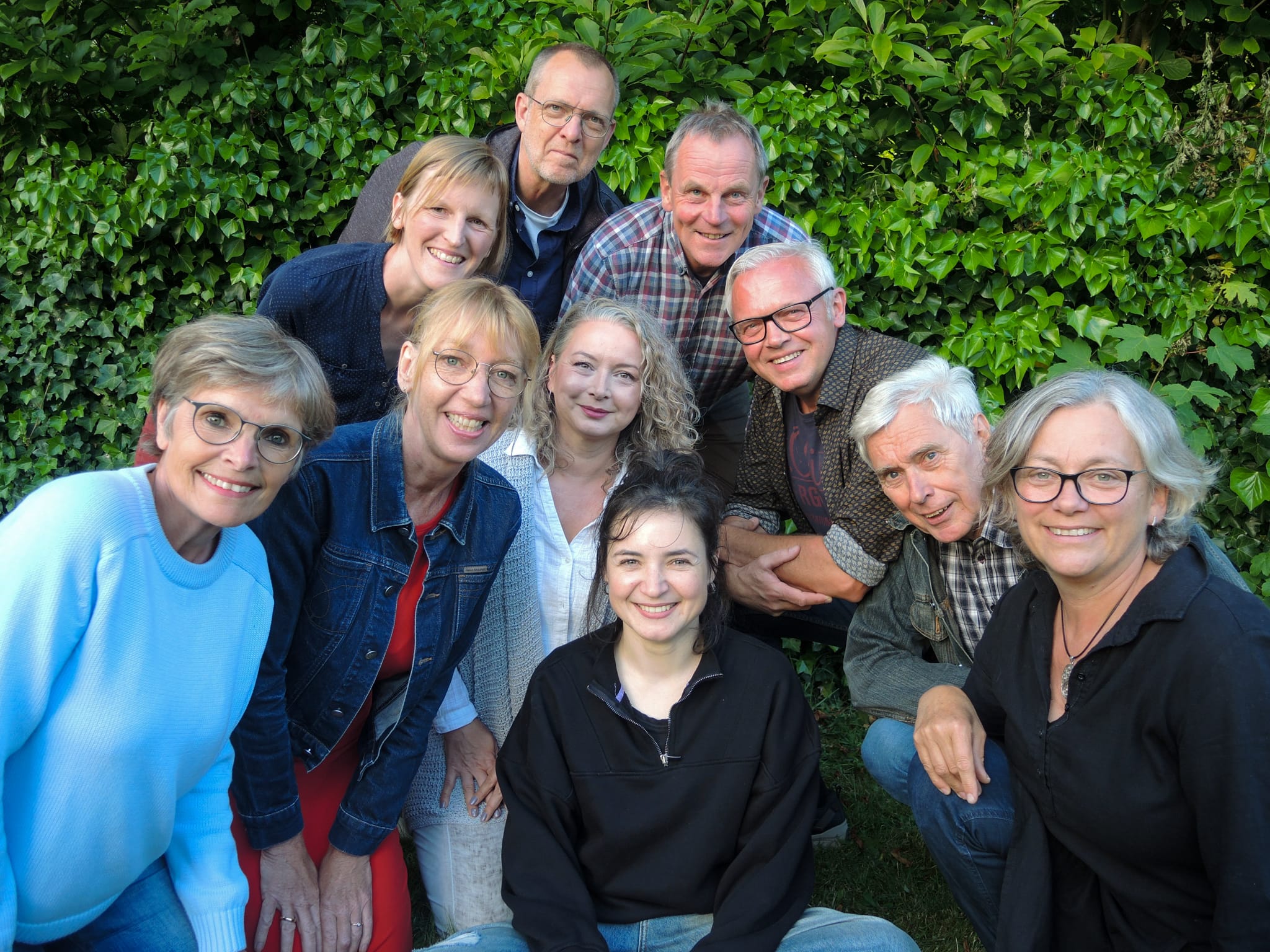 Foto des Kulturvereins Albersdorf.
Alle sitzen lachend im Garten.